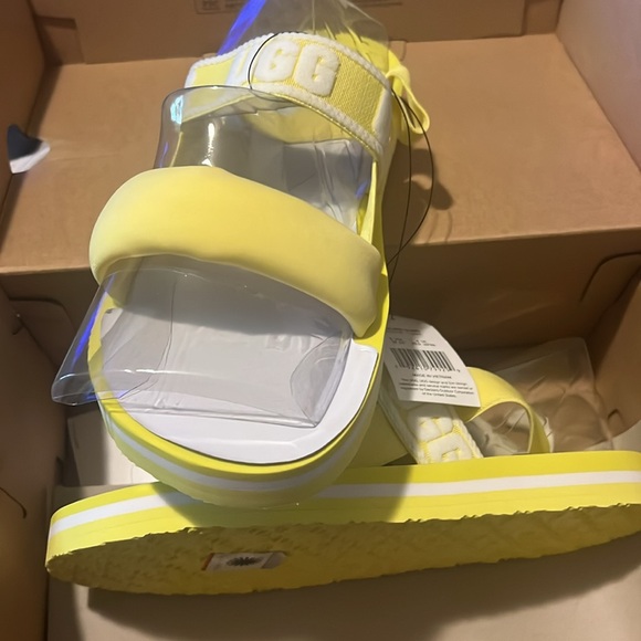 UGG - Picture 2 of 4